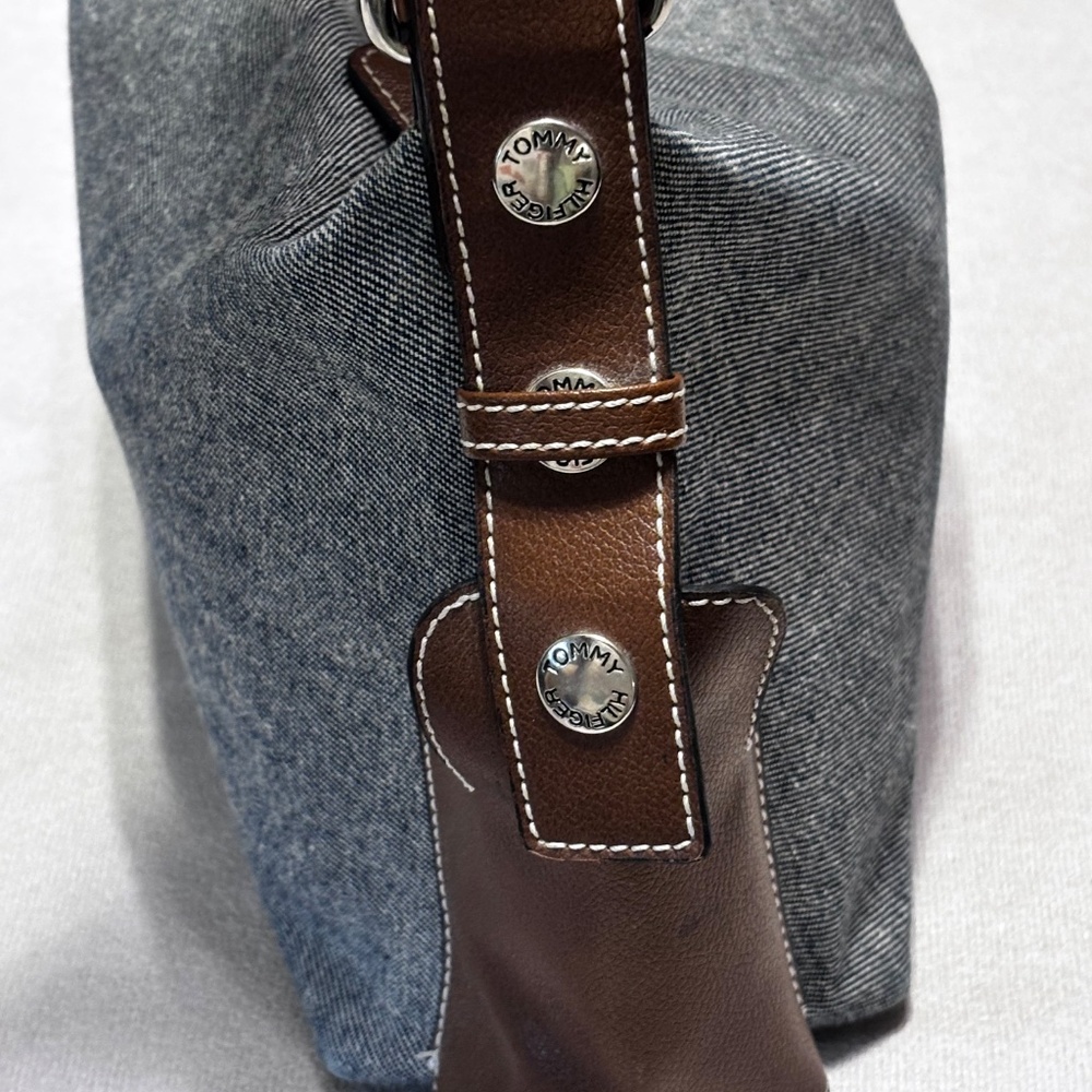 Tommy Hilfiger handbag top strap and zip closure coin purse and inner pockets - Picture 8 of 10